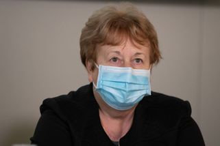 Lidé při nošení roušek a respirátorů dělají zásadní chybu, varuje hygienička - Seznam Zprávy